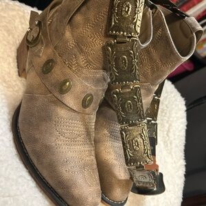 Tan Belt with Brass Details western cowgirl
